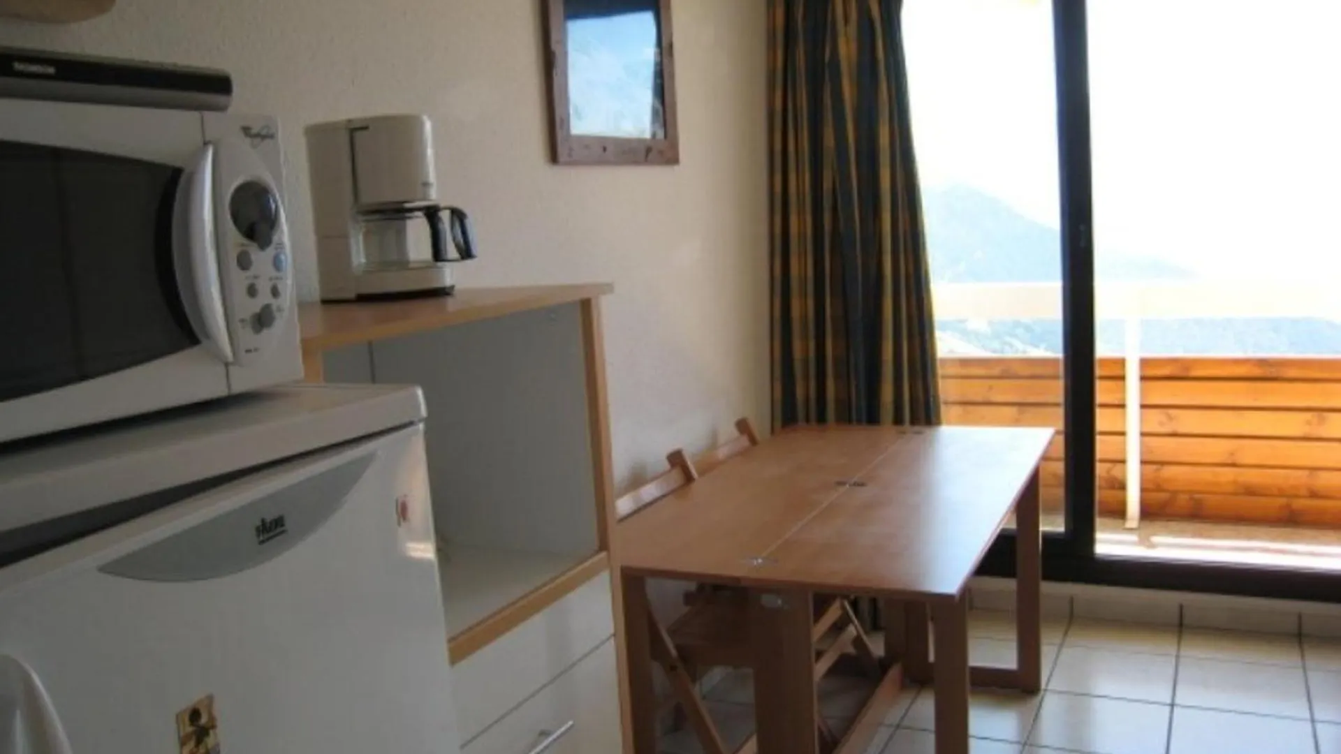 Appartement Cosy 4 Pers. Avec Balcon Sud, Proche Commerces Et Remontees, L'Alpe D'Huez - Fr-1-405-61 0*,  France